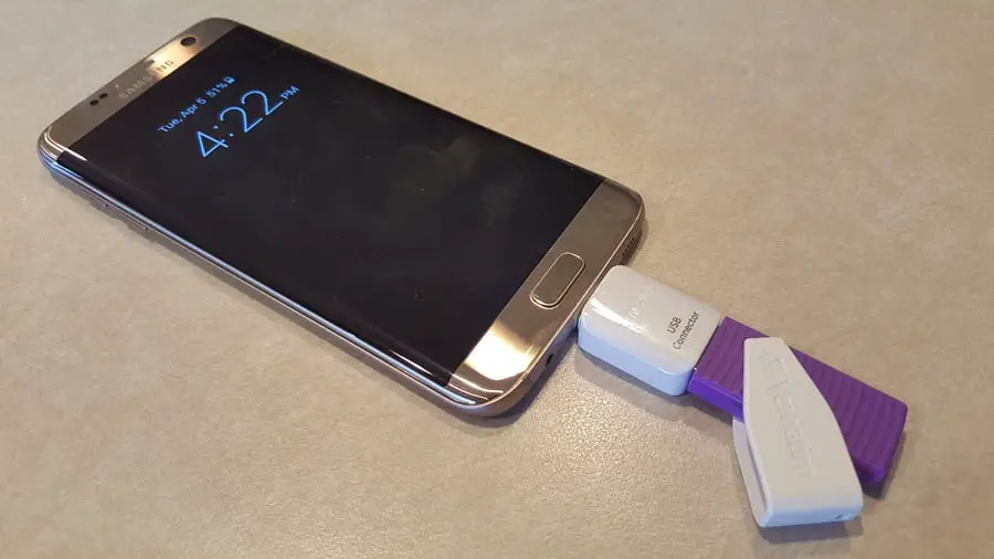 Samsung GAlaxy S7 USB adapter connected to a USB stick