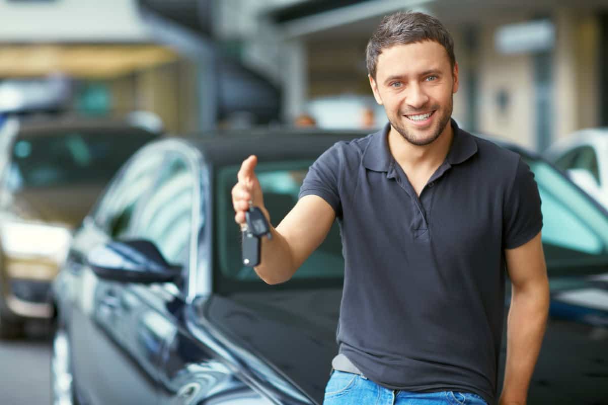 Man holding car keys | AutoTempest Used Car Finder | Overview And FAQs