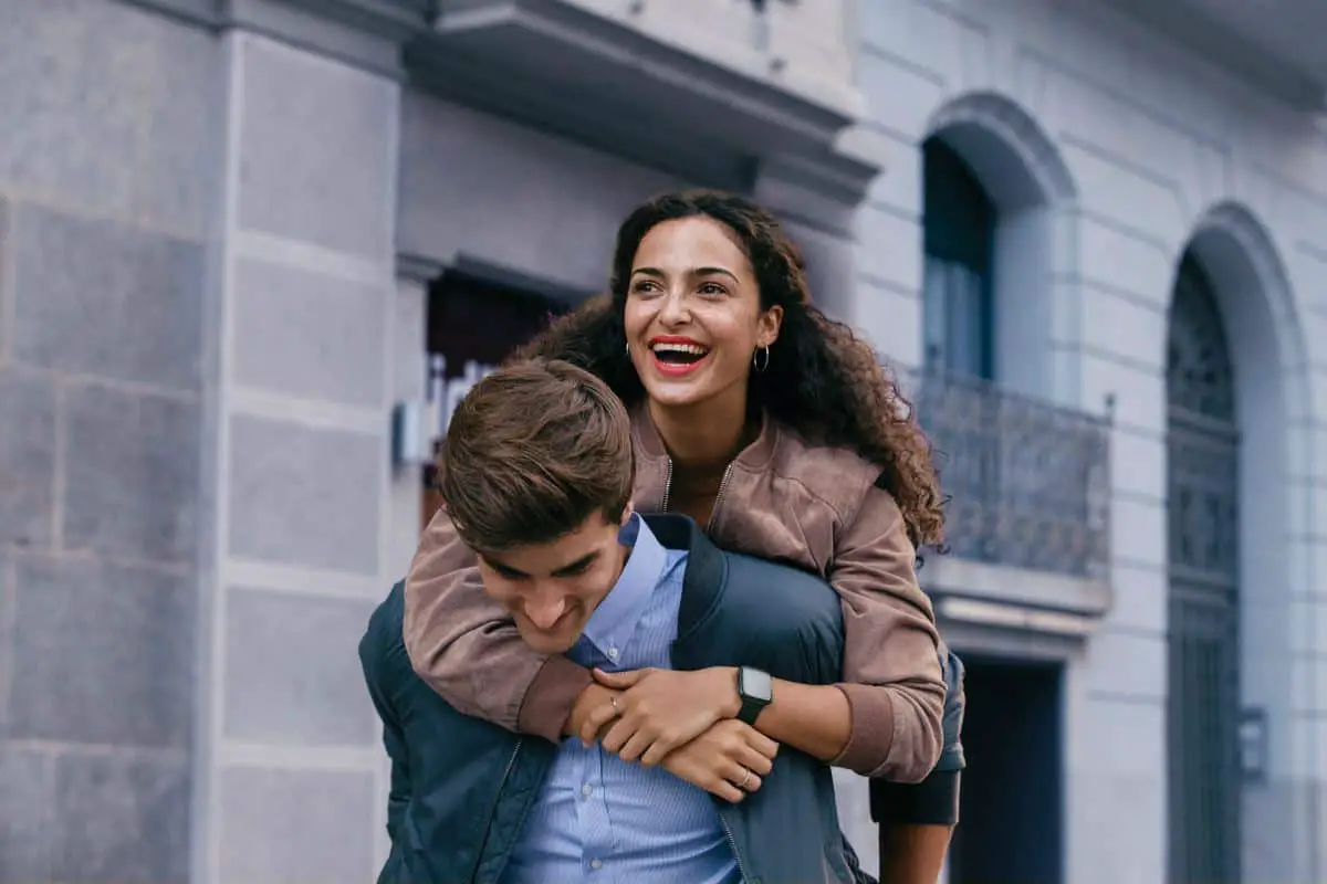 Happy couple using Fitbit Versa | Specifications of the Fitbit Versa | Fitbit Versa | The Smart Fitness Tracker For Everyone